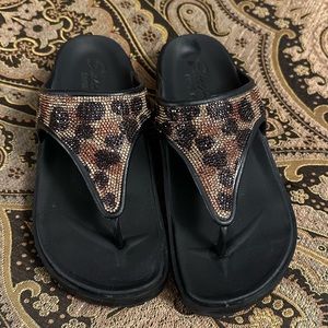 Skechers Luxe Foam Leopard Print Sandals Flip Flops Women's size 8 Sparkle Bling